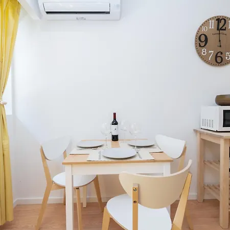 Sweet Sunny Flat W/ Balcony - Gaia Apartment